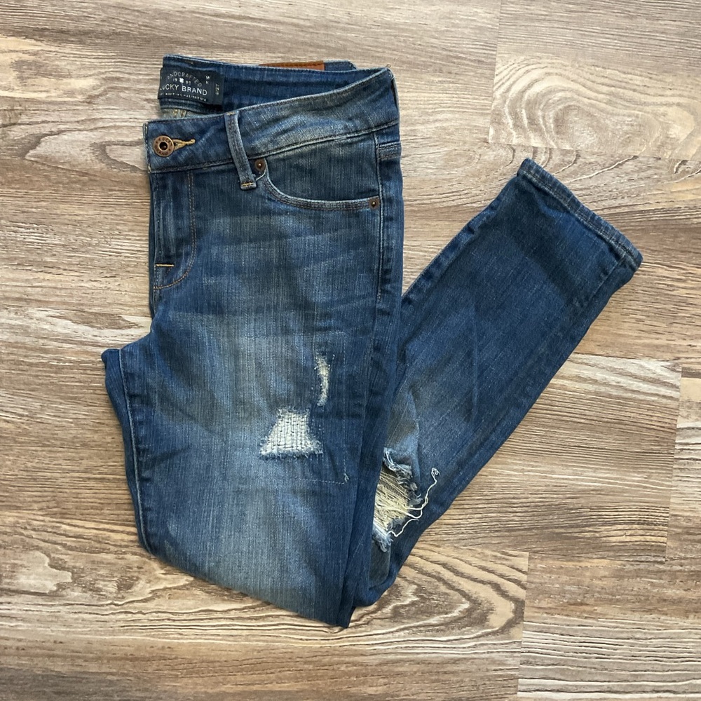 Lucky Brand Lolita Capri Low Rise Medium Distressed Rinse 4/27